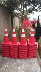 กรวยจราจร PVC ขนาด 28 30 นิ้ว (68 ซม. 75 ซม.) ฐานสีแดง ทนทาน พร้อมแถบสะท้อนแสงแบบปริซึมความเข้มสูง สำหรับความปลอดภัยบนท้องถนนและการจอดรถ - Product Image 3