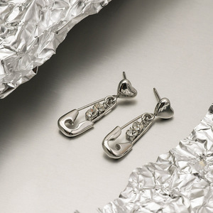 Pendientes Colgantes de Acero de Titanio en Forma de Corazón con Diseño de Clip y Circonita Blanca para Regalo - Product Image 2