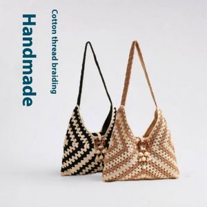 Sac à main en coton crocheté tendance, nouveau design ajouré, sac de plage pour femme avec perles en bois et pompons - Product Image 3