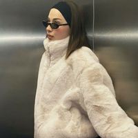 Dropshipping 2024 Vêtements d'hiver pour femmes Vêtements chauds Veste en fourrure à capuche courte de haute qualité Manteau en fausse fourrure pour femmes