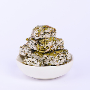 Graines de citrouille rôties appétissantes et croquantes aux noix de raisins secs, aliments mous végétaliens verts sains emballés en vrac - Product Image 4