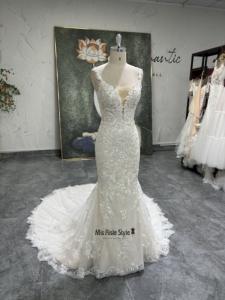 Abito da Sposa Moderno Stile Sirena in Pizzo con Strascico e Lunghezza a Terra - Product Image 4