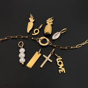 Collana EManco Stile Y2K Minimalista in Acciaio Inossidabile Color Oro con Ciondoli Ananas LOVE Perle e Cristalli, Moda Donna per Feste - Product Image 3