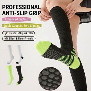 Chaussettes de compression respirantes en maille de nylon hautement extensible avec points en silicone antidérapants et évacuation de l'humidité pour le fitness et le yoga - Product Image 1