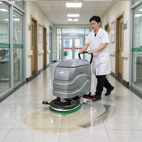 Autolaveuse compacte manuelle avec raclette de 60 mm, réservoirs de 50 L et roues anti-collision non-marquantes pour parking souterrain
