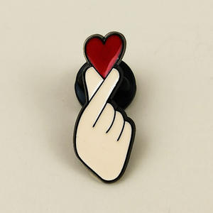 Broche personnalisée en alliage en forme de cœur, motif dessin animé, épinglette créative en émail, accessoire de sac pour <span class=keywords><strong>hommes</strong></span> et femmes - Product Image 1