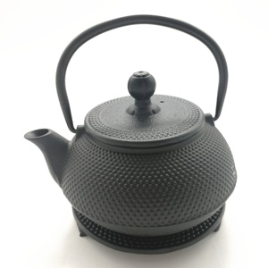Théière en fonte noire plate en émail Offre Spéciale théière japonaise vintage faite à la main avec infuseur à thé en acier inoxydable 0.9L - Product Image 1