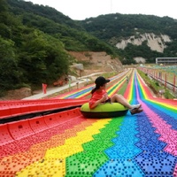 En stock équipement de parc d'attractions extérieur pour champs de foire toboggan de montagne coulissant à sec toboggan arc-en-ciel en plastique