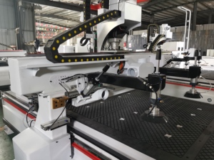 Routeur automatique 3 axes ATC 1325 avec commande LNC/Syntec Taïwanaise, broche 9KW et engrenage pour l'industrie du bois et du meuble haute puissance - Product Image 5