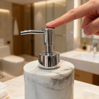 Ensemble de salle de bain de luxe en résine à texture marbrée, comprenant un distributeur de savon liquide, un porte-brosse à dents et un plateau de vanité pour la décoration de comptoir