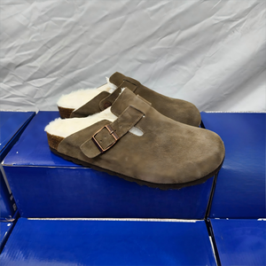 Vente à chaud de pantoufles de marque d'<span class=keywords><strong>hiver</strong></span> à la mode rétro classique adaptées aux hommes et aux femmes pantoufles d'extérieur chaudes et durables - Product Image 4