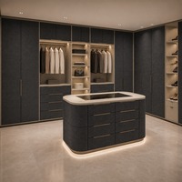 Dressing en cuir avec organisateurs recouverts de cuir, étagères de présentation et îlot central pour un rangement personnalisé