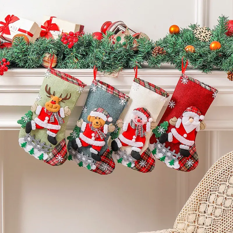 Venta al por mayor de calcetines divertidos de Navidad adornos colgantes botas pequeñas decoraciones Santa muñeco de nieve dulces regalos bolsas para regalo de Navidad