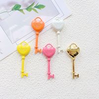 Porte-clés en alliage couleur bonbon personnalisé en forme de cœur, gravure créative, idéal pour les accessoires de décoration de sac DIY pour jeunes filles