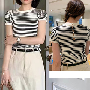T-<span class=keywords><strong>shirt</strong></span> en tricot <span class=keywords><strong>rayé</strong></span> <span class=keywords><strong>noir</strong></span> <span class=keywords><strong>et</strong></span> <span class=keywords><strong>blanc</strong></span> classique pour <span class=keywords><strong>femme</strong></span>, coupe ajustée, col rond, manches courtes, haut décontracté, élégant, chic, polyvalent, chemisier d'été - Product Image 2