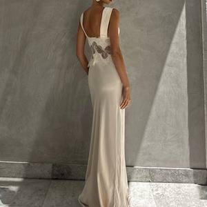 Robe longue élégante et sexy sans manches pour femme, dos nu en dentelle, coupe ajustée et taille cintrée, fabriquée sur mesure - Product Image 2