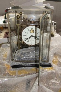 Horloge de table à échappement à bille tombante gravée en bronze antique avec cadran en laiton et base standard - Product Image 4
