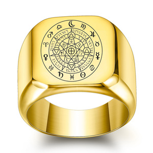 Bague Constellation Carrée pour Homme 18 mm, Or Gravé au Laser, Design Zodiaque, Bijou Cadeau - Product Image 1