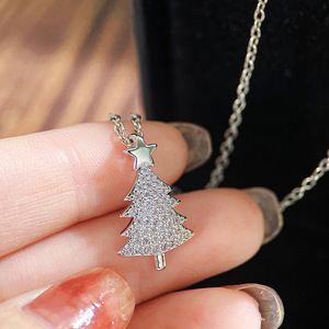 Collana con Ciondolo Albero di Natale per Donne, Collana con Charm Natalizio e Catena a Maglie Rotonde, Gioiello alla Moda, Regalo - Product Image 3