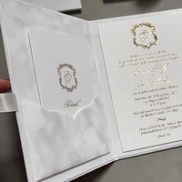 Invitación de Boda de Lujo con Papel Dorado, Diseño de Castillo Irlandés, Monograma, Cinta y Detalles de Estilo Folleto, Impresión Personalizada