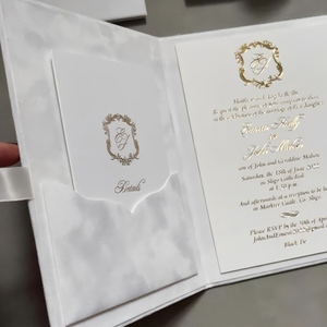 <span class=keywords><strong>Invitation</strong></span> de mariage en velours blanc froissé avec monogramme personnalisé en feuille <span class=keywords><strong>d</strong></span>'or et élégant ruban en soie pour la fermeture - Product Image 2