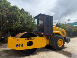 Rouleau compresseur XS223J d'occasion à haute efficacité, machine vibrante à tambour unique pour le compactage et le développement des terrains - Product Image 1