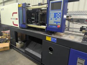 Presse à injecter plastique horizontale industrielle 99% neuve pour préformes PET, 250 tonnes, avec pompe hydraulique PLC et vis de roulement MA2500 - Product Image 4