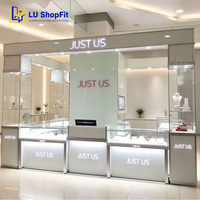 Vitrine en verre verrouillable avec comptoir en aluminium argenté, étagères réglables et portes coulissantes pour la vente au détail sécurisée