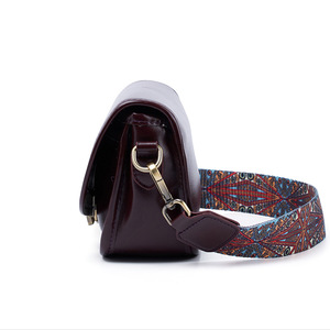 Mini sacs bandoulière en cuir, essentiels pour les soirées, taille compacte, accents métalliques, couleurs vibrantes, prêts pour les fêtes, design tendance. - Product Image 4