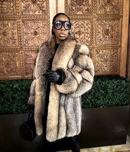 Lussuoso <span class=keywords><strong>Cappotto</strong></span> <span class=keywords><strong>Oversize</strong></span> da <span class=keywords><strong>Donna</strong></span> con Collo a Scialle e Maniche Lunghe, in Morbida Pelliccia di Volpe Marrone Chiaro, Spessa e Soffice - Product Image 1