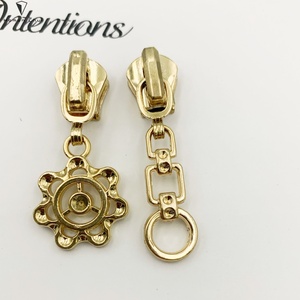 Tirette de fermeture éclair en métal personnalisée avec logo de marque en relief et curseur pour sacs/vêtements - Product Image 3