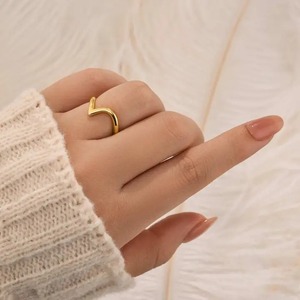 Bague de mariage élégante et courbée pour femme en argent sterling plaqué or jaune avec diamant moissanite pour femme - Product Image 5