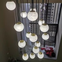 Lustre d'escalier personnalisé élégant et luxueux en albâtre Lampe globe en marbre Lampes d'escalier pour hôtel et villa Éclairage suspendu boule en spirale