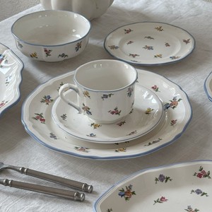 Service de vaisselle <span class=keywords><strong>en</strong></span> céramique de style campagnard français vintage, compatible micro-ondes, comprenant assiettes, bols, tasses à café, soucoupes et plat ovale profond - Product Image 1
