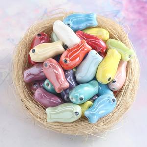 Petits poissons en plastique plaqué <span class=keywords><strong>bleu</strong></span>, vert et blanc, à faire soi-même, peuvent être transformés en bracelets, colliers, etc. - Product Image 3