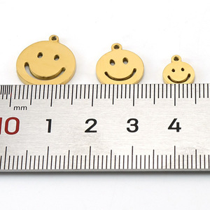 Charme visage souriant en acier inoxydable PVD 18K en argent ou en or |   Breloque Emoji Ludique pour la Création de Bijoux DIY |   Hypoallergénique et résistant à l'eau - Product Image 5