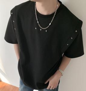 Camiseta de Diseñador para Hombre, Estilo Moderno con Remaches, Cuello Redondo, Manga Corta, para Verano, Color Oscuro, a la Moda - Product Image 1