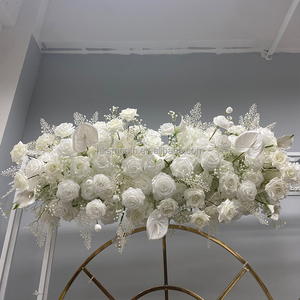 ฉากหลังงานแต่งงานสุดหรูหรา ตกแต่งซุ้มโค้งด้วยดอกกุหลาบสีขาว - Product Image 1