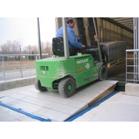 TM PEDANE Niveleur de quai électrohydraulique à rampe articulée en aluminium OIL250B-ALL 6000kg 2000x2400mm Plateforme à châssis intégré HACCP