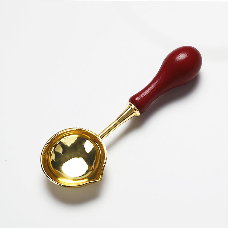 [Nouvel ajout] Grande cuillère dorée à un seul bord avec manche en bois rouge foncé