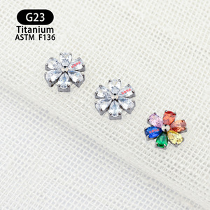 Boucles d'oreilles clous en titane G23 ASTM F136 avec incrustation de zircon, bijoux de piercing - Product Image 1