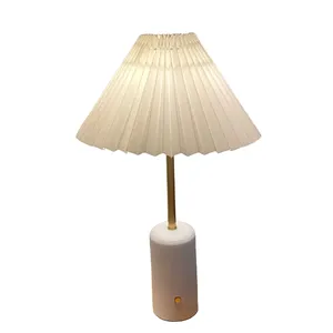 Lampe de table en tissu plissé vintage en fer rechargeable moderne pour chambre à coucher hôtel