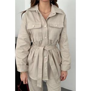 Conjunto de Traje Gabardina Beige para Mujer, Disponible al por Mayor - Product Image 3