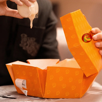 Boîte alimentaire pliable en papier personnalisée avec logo, pour poulet grillé, riz et suhoor arabe, idéale pour la livraison et la restauration.