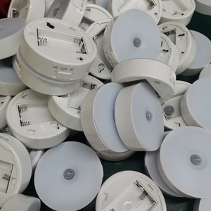 ไฟกลางคืนแบบเหนี่ยวนำร่างกายมนุษย์ ใช้แบตเตอรี่ รูปทรงกลม 8 LED ฐานแม่เหล็ก สำหรับตู้เสื้อผ้าและทางเดิน - Product Image 4