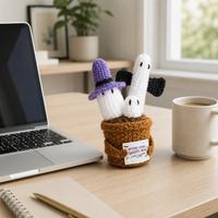 Décoration d'Halloween en crochet : Fantôme en pot fait main, statue de fantôme tricotée avec ailes de chauve-souris et chapeau de sorcière pour la maison, le bureau ou la table
