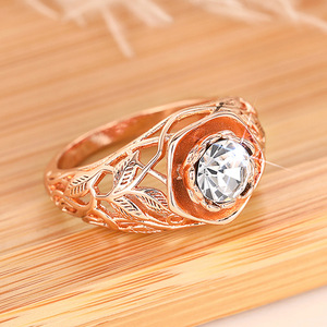 Anello a Forma di Rosa Traforata per Donne, Elegante e Delicato Gioiello da Dito per Uso Quotidiano - Product Image 2