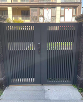 Portail d'entrée de grande propriété en fer forgé et cuivre, porte principale, clôture architecturale moderne et spectaculaire pour hôtels, hôpitaux, exclusif