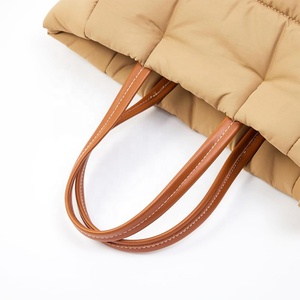 CHANGRONG 고급 여성 나일론 퀼팅 패딩 토트백 맞춤 로고 인쇄 지퍼 실리콘 대용량 일상용 폴리에스터 가방 - Product Image 5