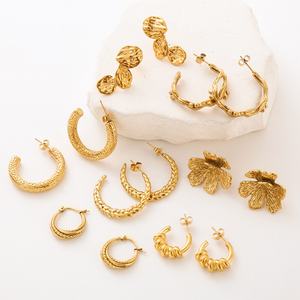 Boucles d'oreilles tendance style cool et raffiné, motif torsadé populaire, bijoux personnalisés pour fêtes et occasions spéciales - Product Image 1